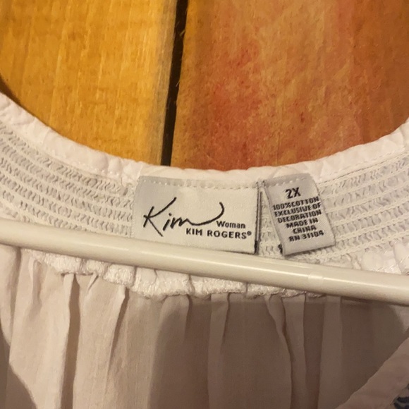 Wry light summer top with smocking and pretty embroidery detail - Picture 2 of 4